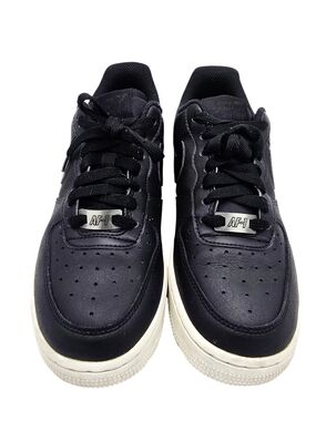 NIKE AIR FORCE 1 O7' BLACK AND WHITE WITH METALLIC ACCENTS
